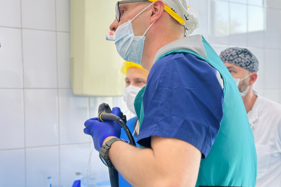 В МГБ СМП поступила 89-летняя пациентка с жалобами на боли в эпигастрии опоясывающего характера, сухость и горечь во рту, тошноту и выраженную слабость.